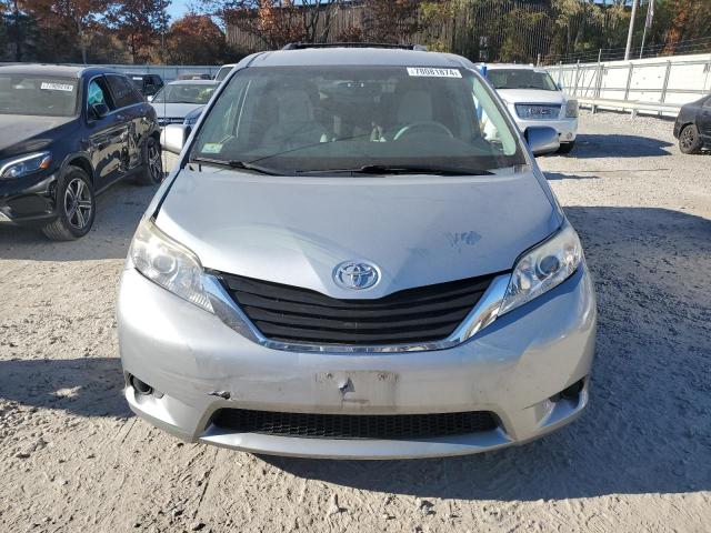 Photo 4 VIN: 5TDKK3DC3ES499020 - TOYOTA SIENNA LE 