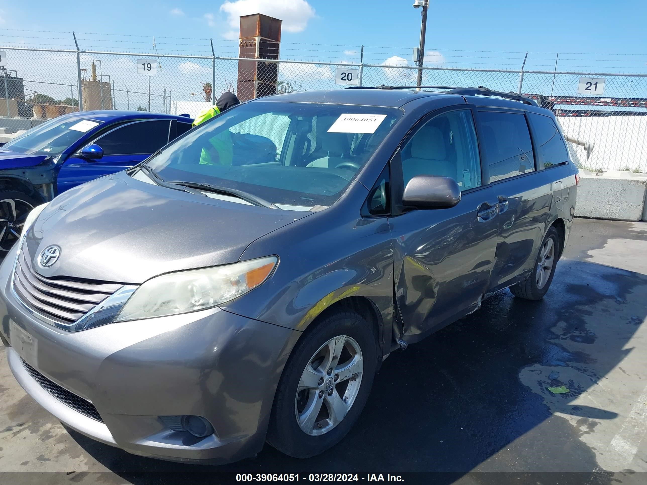 Photo 1 VIN: 5TDKK3DC3FS550436 - TOYOTA SIENNA 