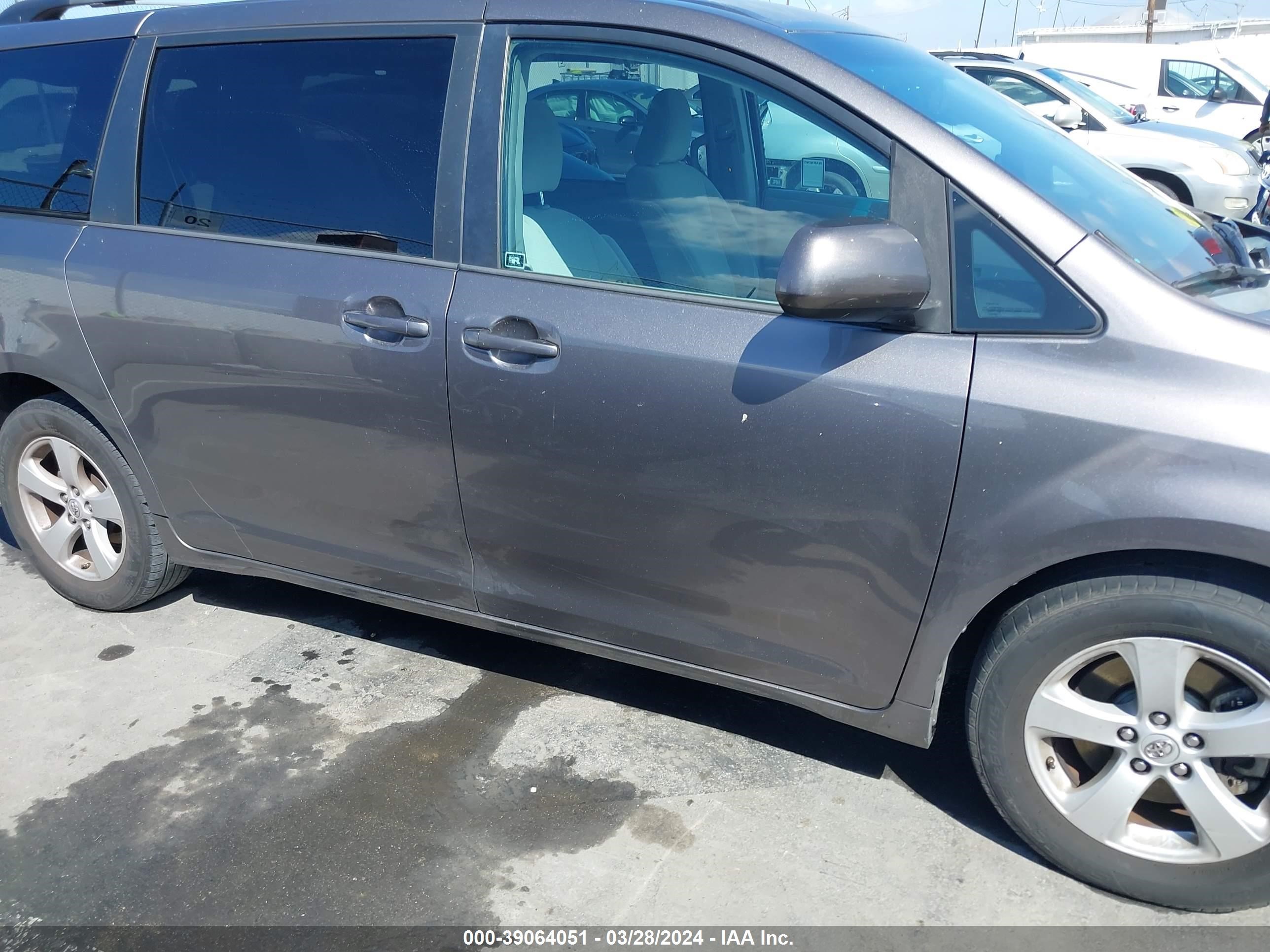 Photo 13 VIN: 5TDKK3DC3FS550436 - TOYOTA SIENNA 