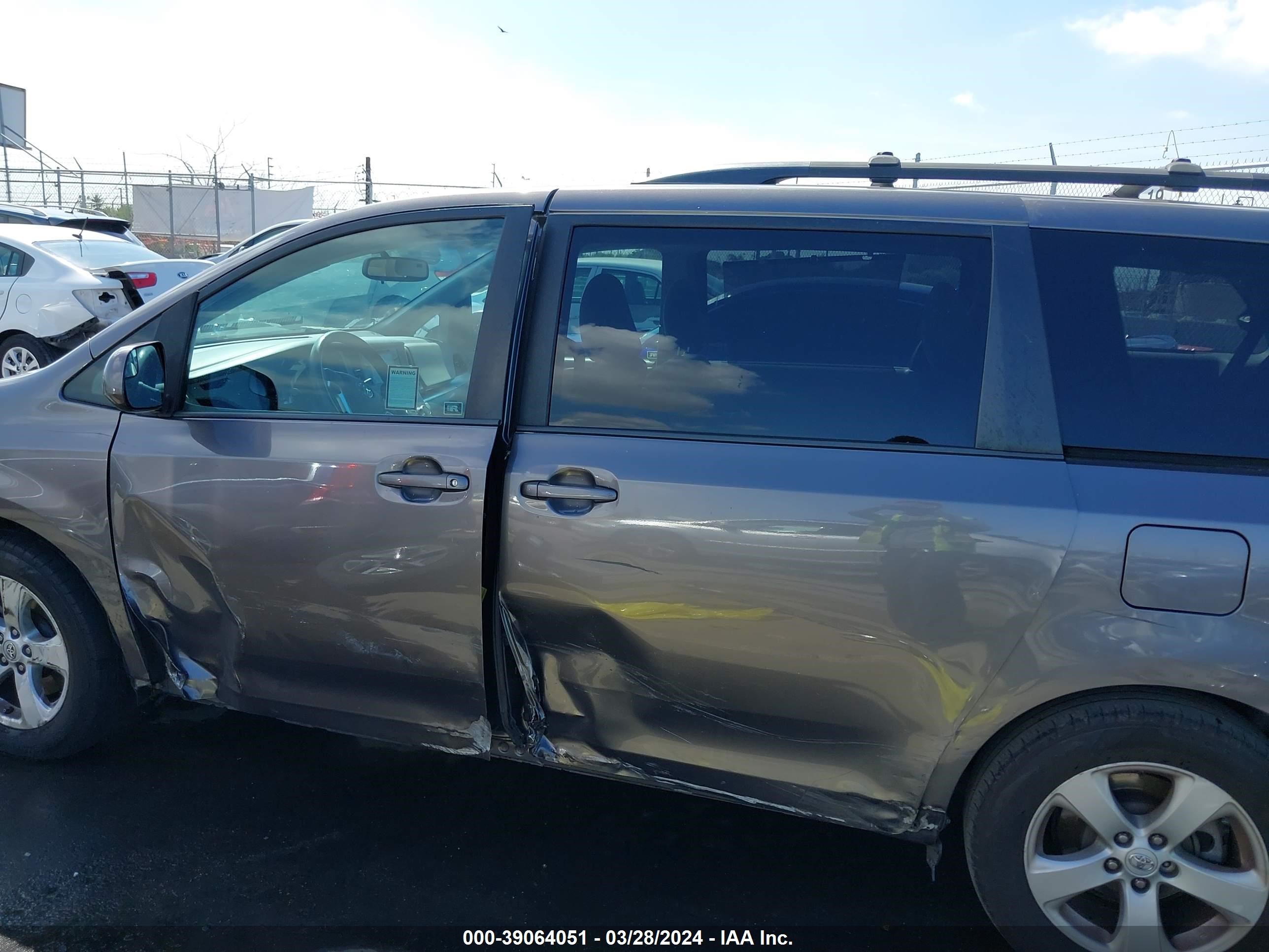 Photo 14 VIN: 5TDKK3DC3FS550436 - TOYOTA SIENNA 