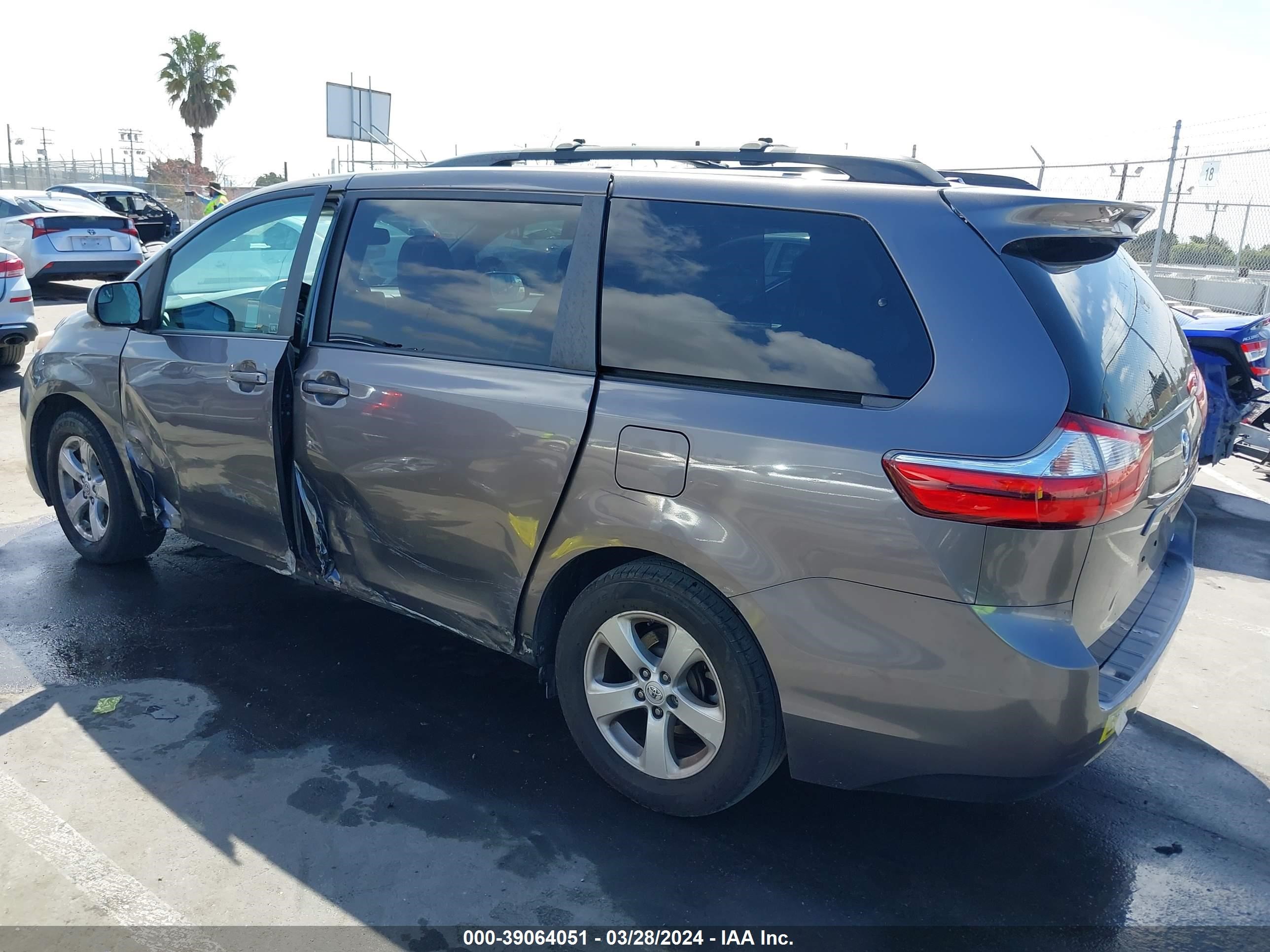 Photo 2 VIN: 5TDKK3DC3FS550436 - TOYOTA SIENNA 