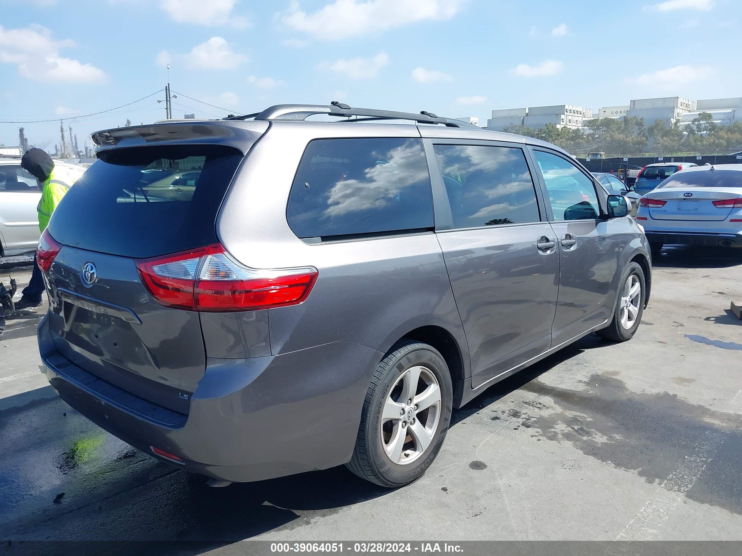 Photo 3 VIN: 5TDKK3DC3FS550436 - TOYOTA SIENNA 