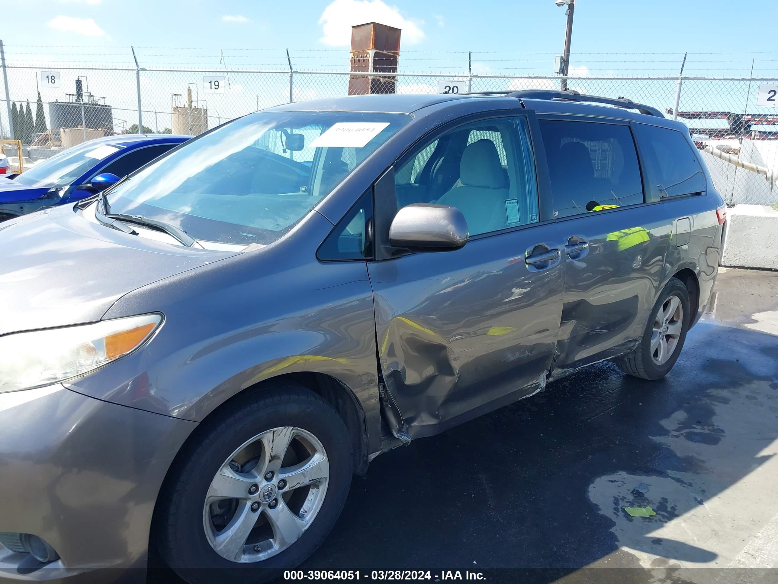 Photo 5 VIN: 5TDKK3DC3FS550436 - TOYOTA SIENNA 