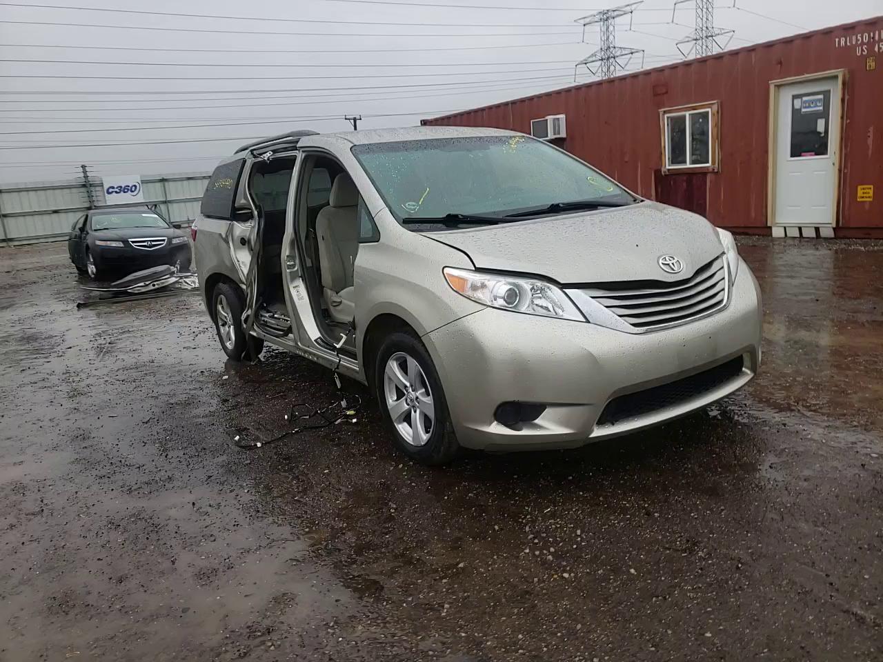 Photo 10 VIN: 5TDKK3DC3GS709957 - TOYOTA SIENNA LE 