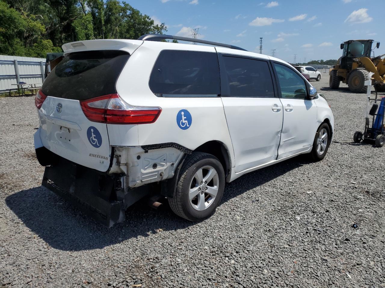 Photo 2 VIN: 5TDKK3DC3GS713930 - TOYOTA SIENNA 