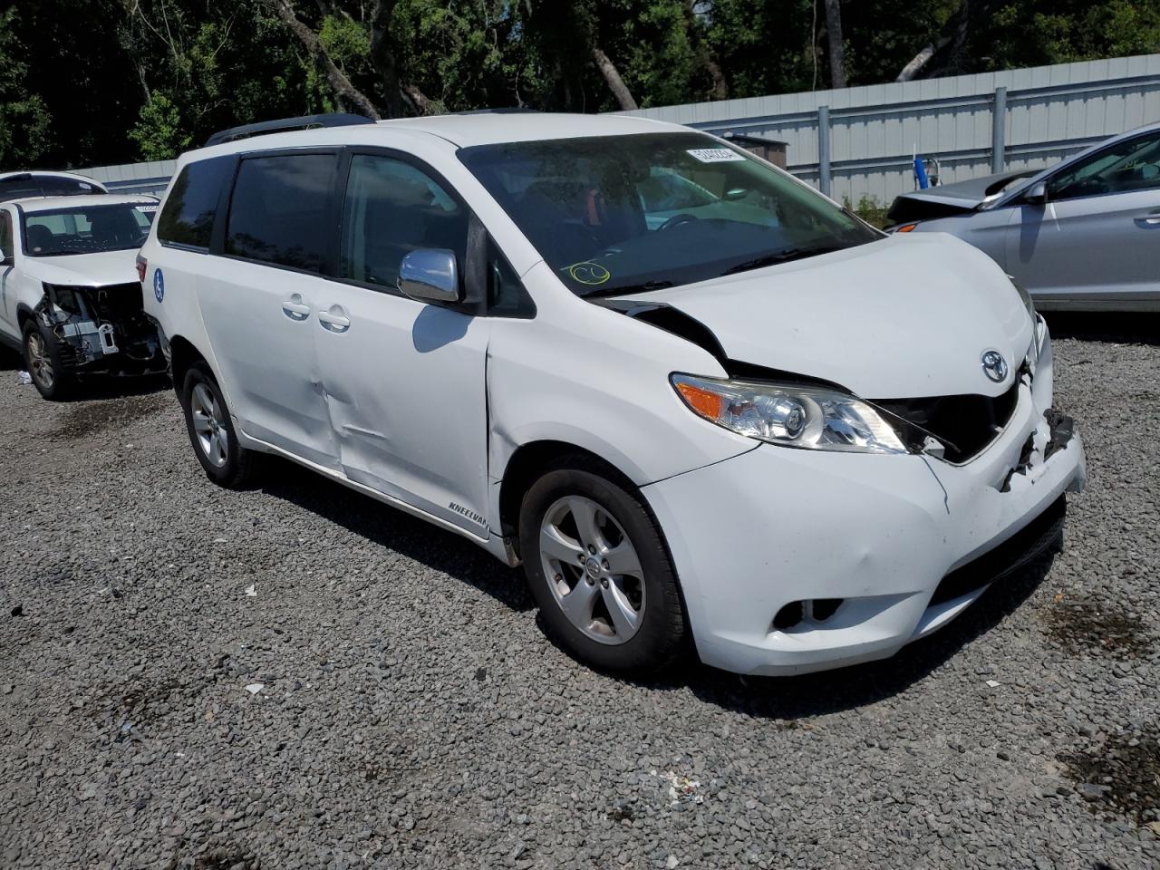 Photo 3 VIN: 5TDKK3DC3GS713930 - TOYOTA SIENNA 