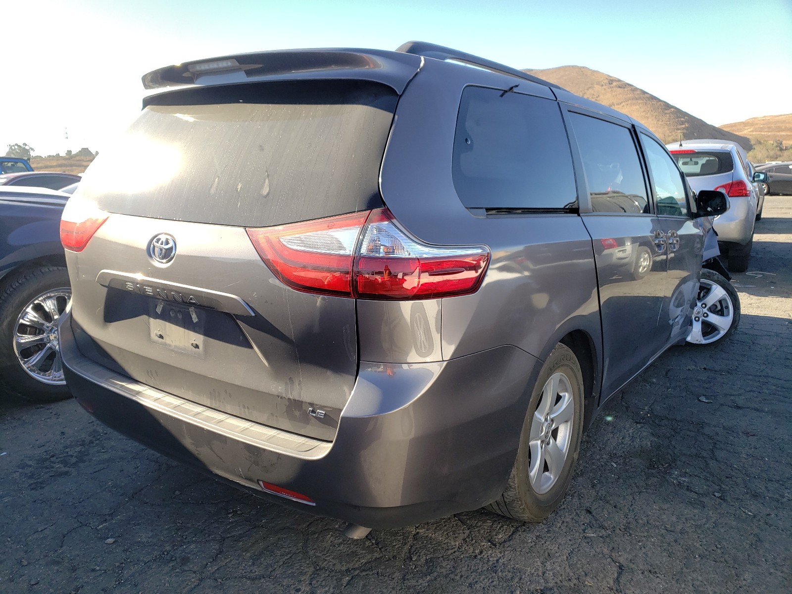 Photo 3 VIN: 5TDKK3DC3GS730582 - TOYOTA SIENNA LE 