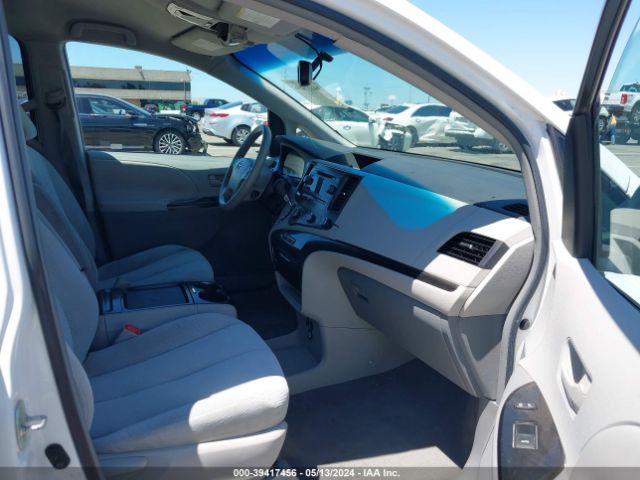 Photo 4 VIN: 5TDKK3DC4BS020714 - TOYOTA SIENNA 