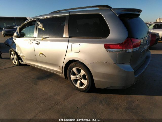 Photo 2 VIN: 5TDKK3DC4BS045743 - TOYOTA SIENNA 