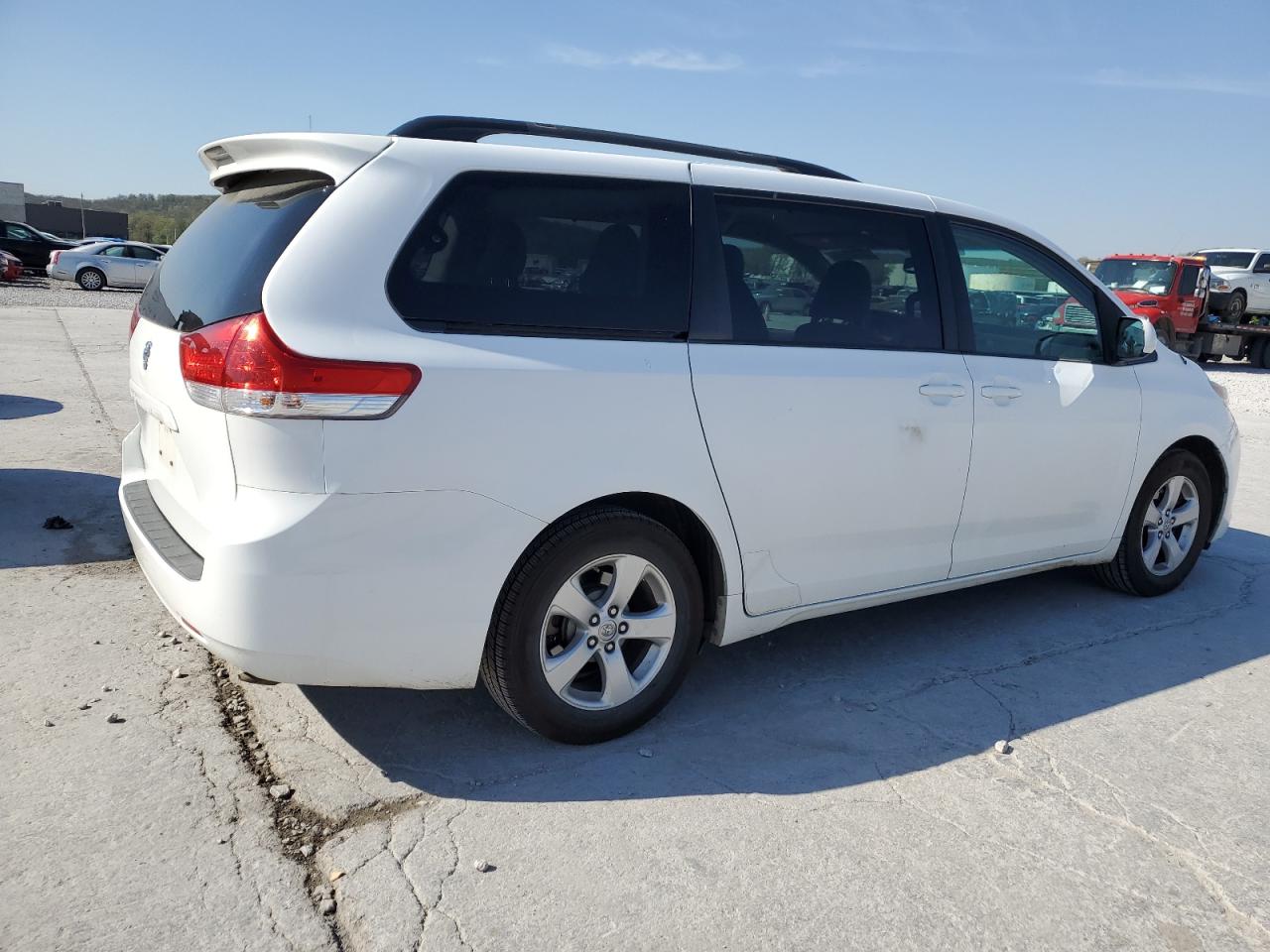 Photo 2 VIN: 5TDKK3DC4BS149391 - TOYOTA SIENNA 