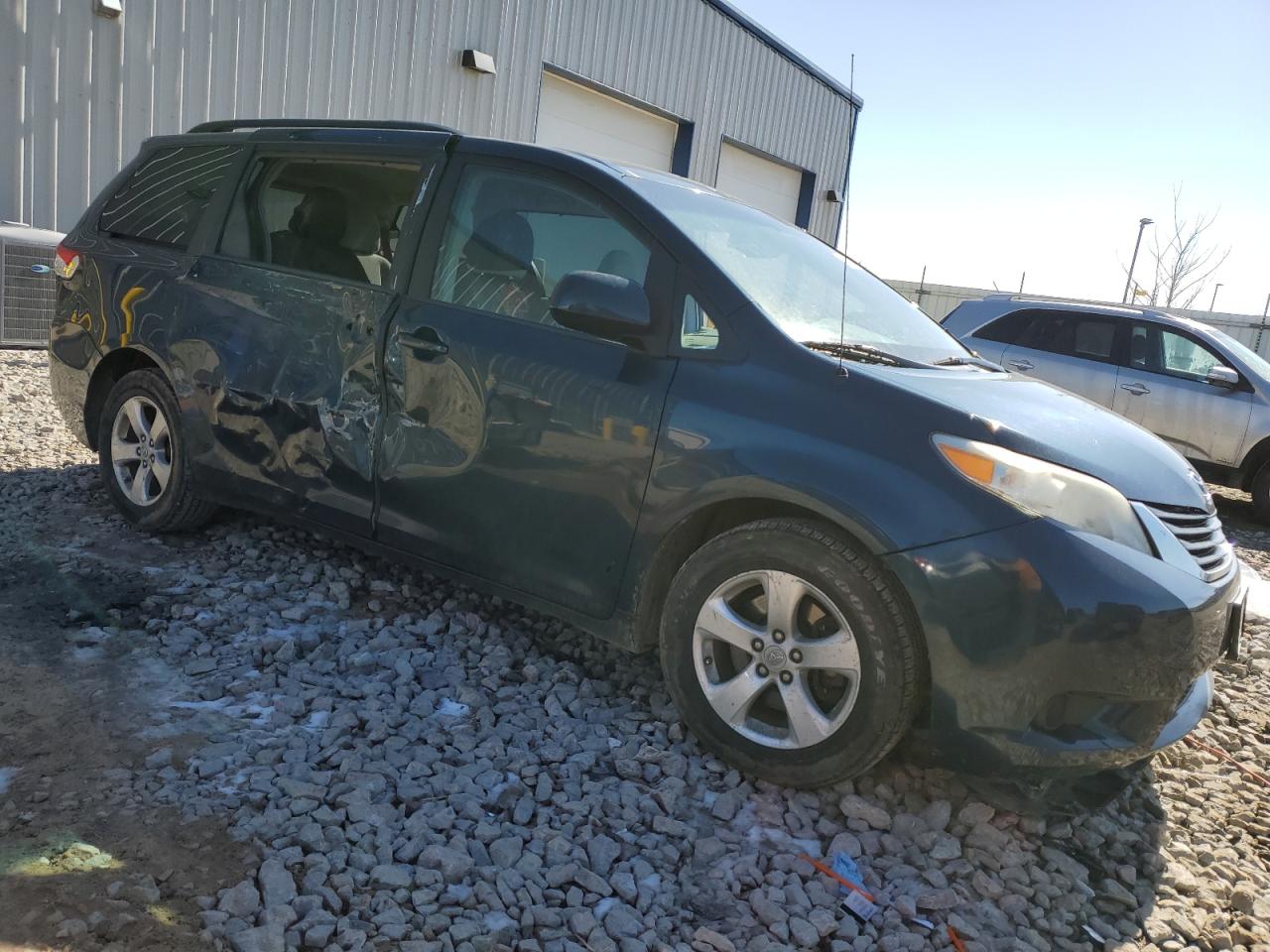 Photo 3 VIN: 5TDKK3DC4BS153120 - TOYOTA SIENNA 