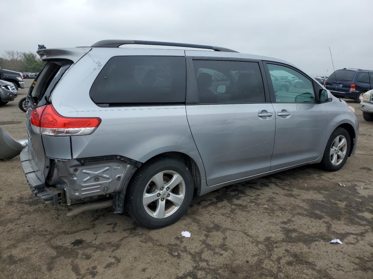 Photo 2 VIN: 5TDKK3DC4CS178875 - TOYOTA SIENNA 