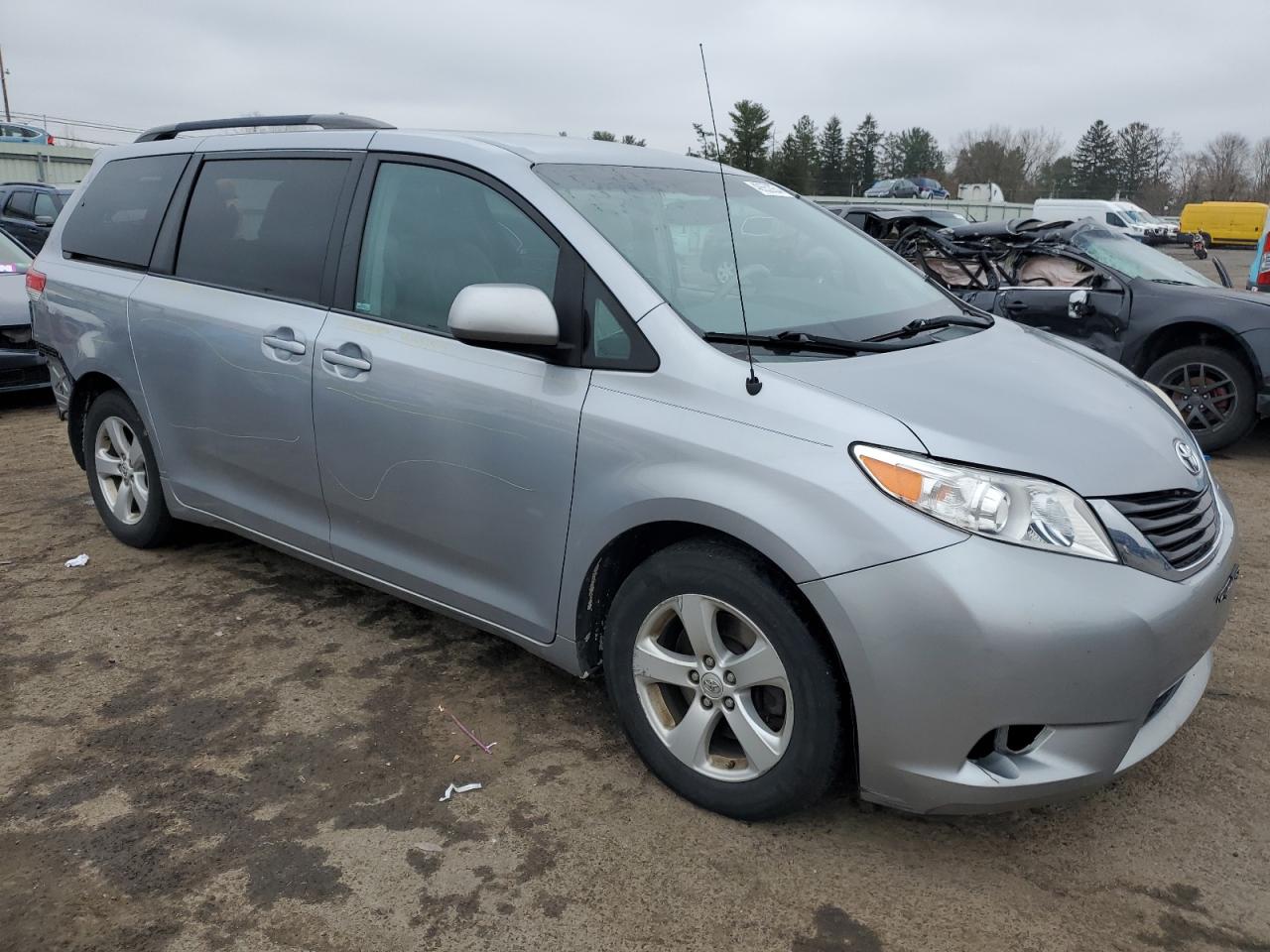 Photo 3 VIN: 5TDKK3DC4CS178875 - TOYOTA SIENNA 