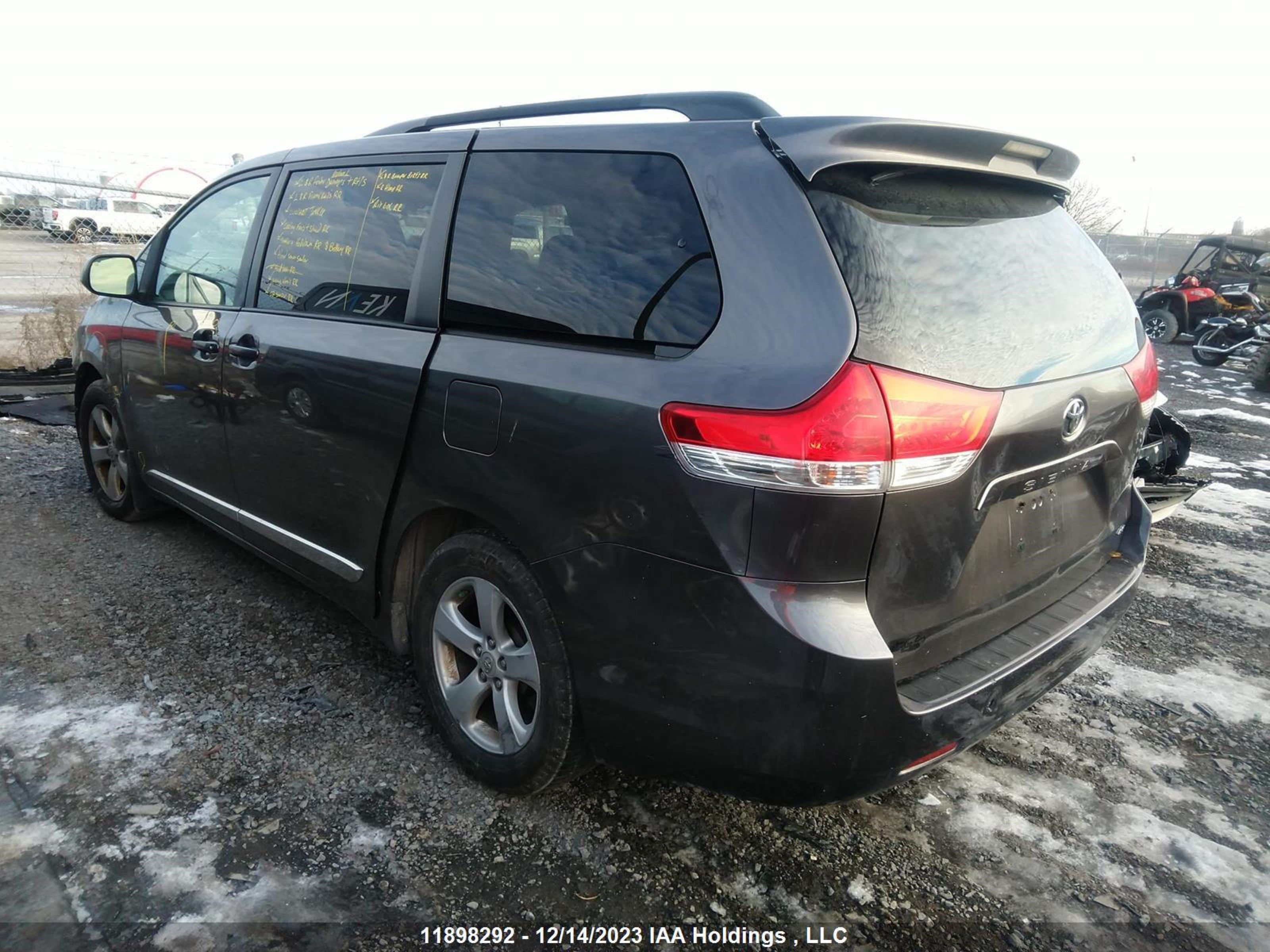 Photo 2 VIN: 5TDKK3DC4CS183333 - TOYOTA SIENNA 