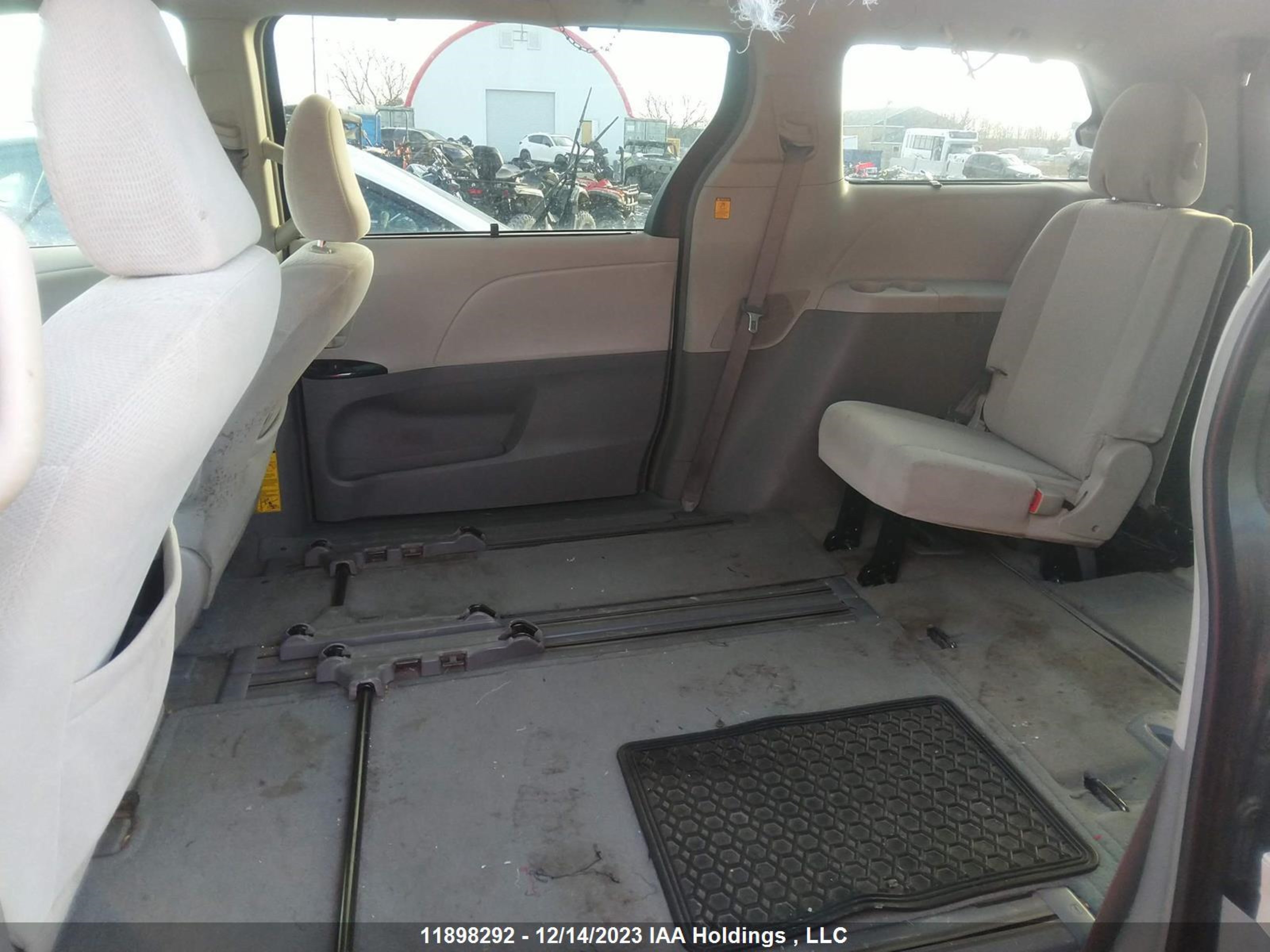 Photo 7 VIN: 5TDKK3DC4CS183333 - TOYOTA SIENNA 