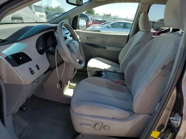 Photo 6 VIN: 5TDKK3DC4CS199497 - TOYOTA SIENNA LE 