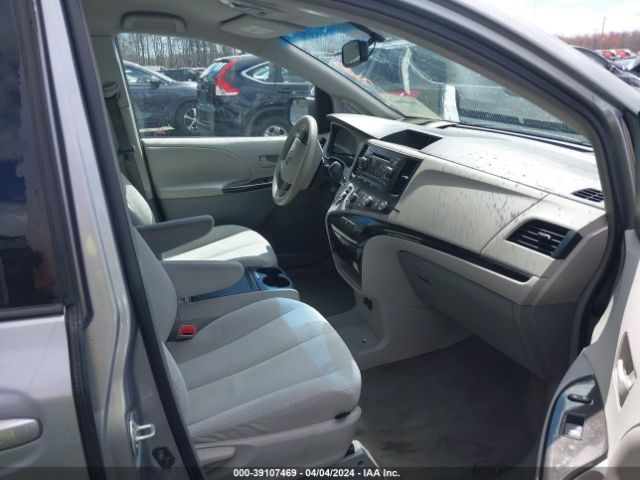 Photo 4 VIN: 5TDKK3DC4CS206707 - TOYOTA SIENNA 