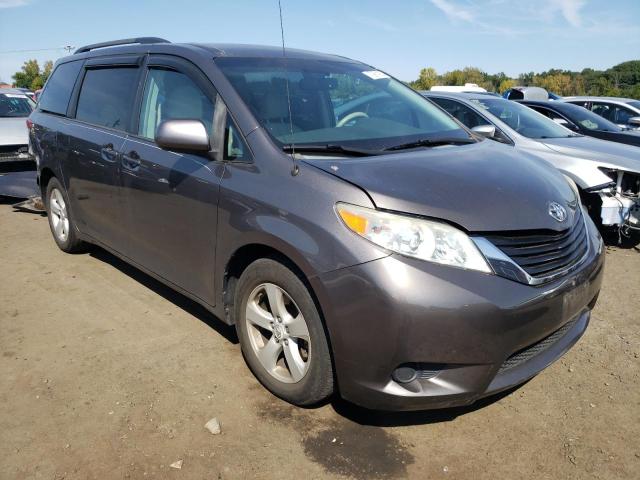 Photo 3 VIN: 5TDKK3DC4CS228805 - TOYOTA SIENNA LE 