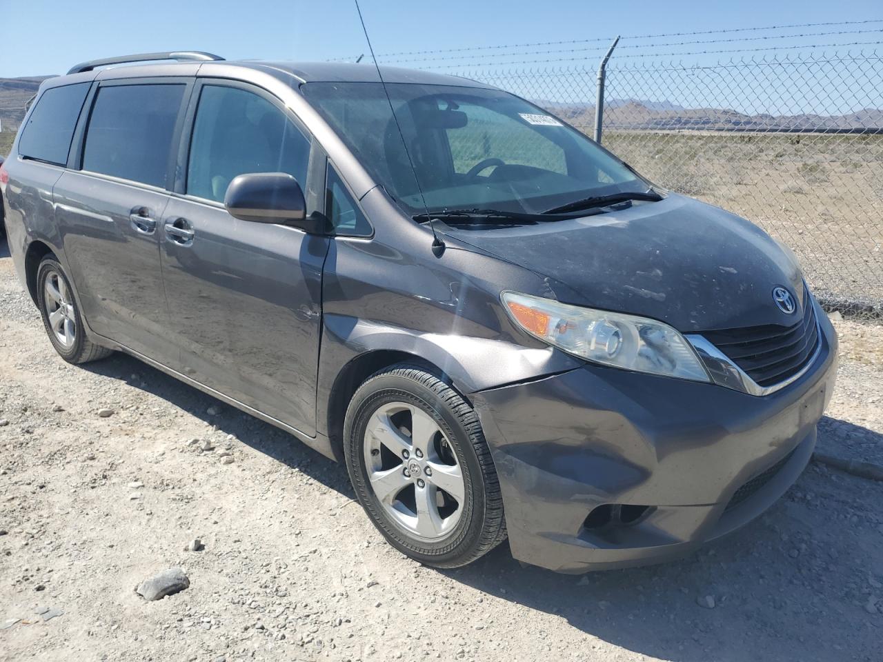 Photo 3 VIN: 5TDKK3DC4CS237276 - TOYOTA SIENNA 