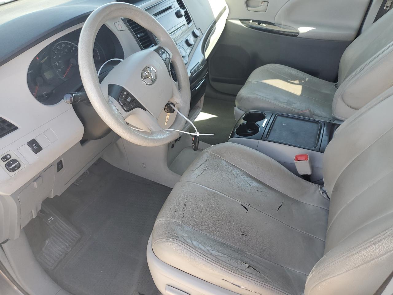 Photo 6 VIN: 5TDKK3DC4CS237276 - TOYOTA SIENNA 