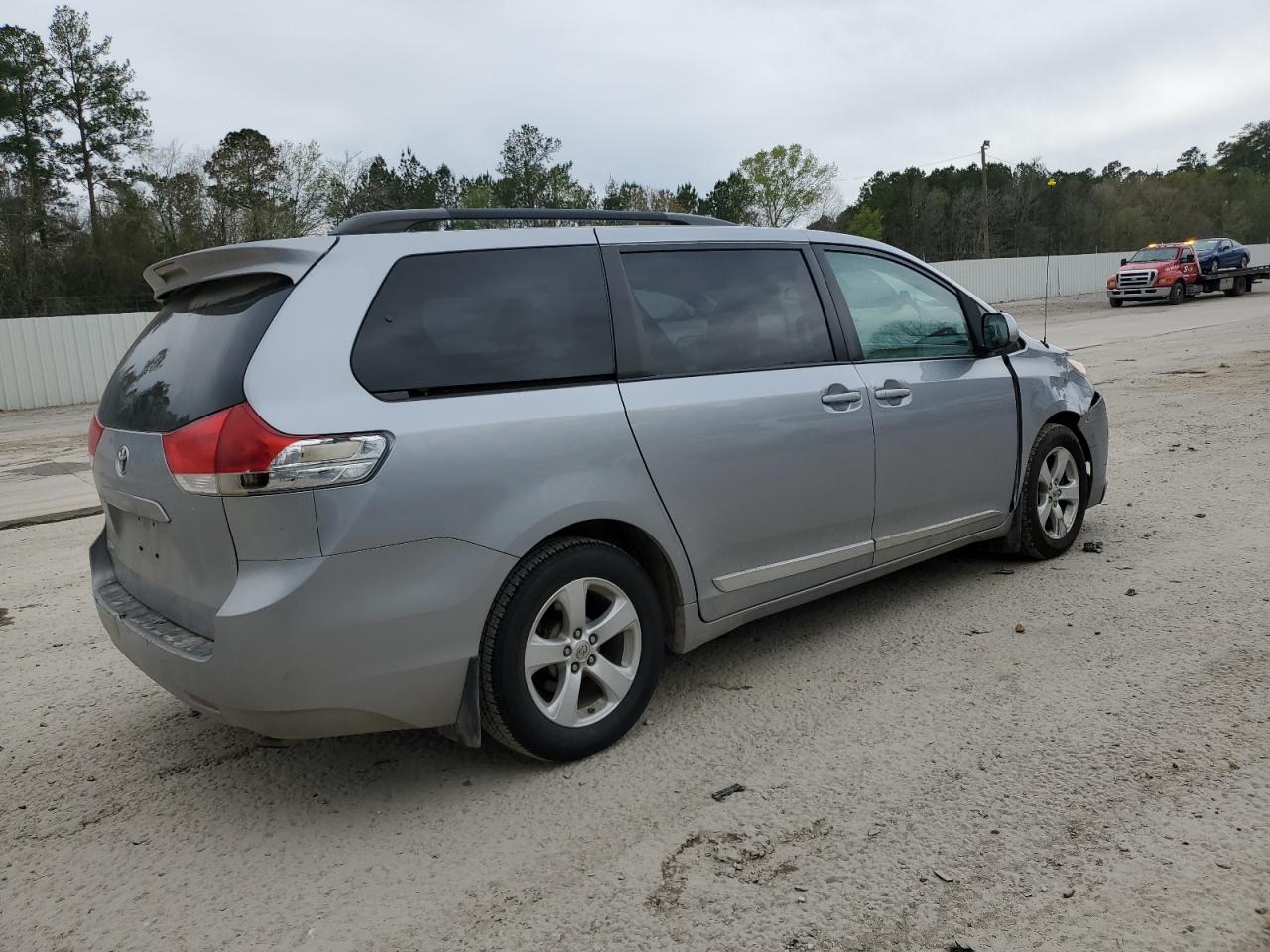 Photo 2 VIN: 5TDKK3DC4DS303066 - TOYOTA SIENNA 