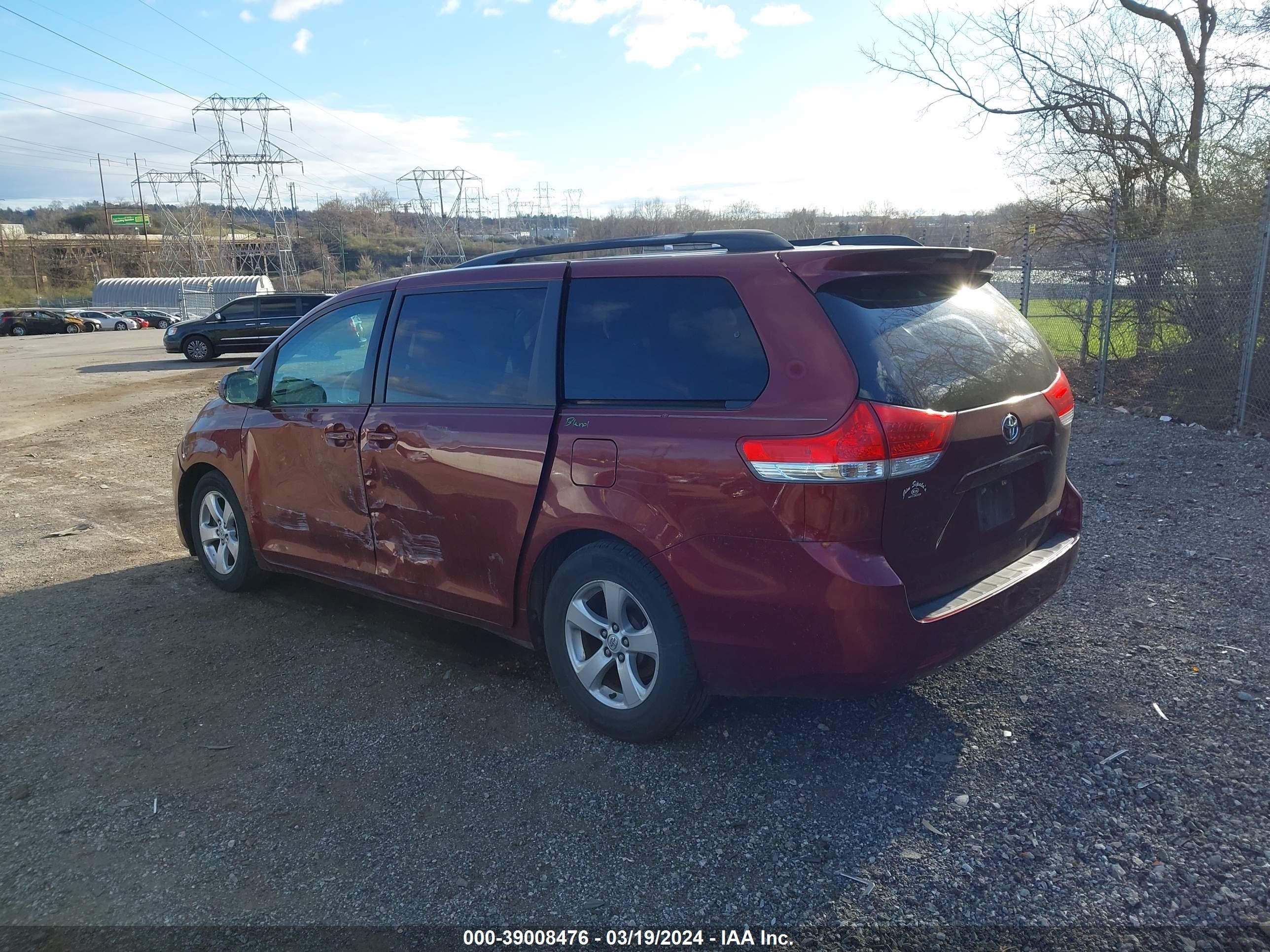 Photo 2 VIN: 5TDKK3DC4DS347181 - TOYOTA SIENNA 