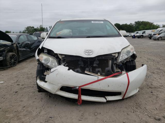 Photo 8 VIN: 5TDKK3DC4DS348377 - TOYOTA SIENNA LE 