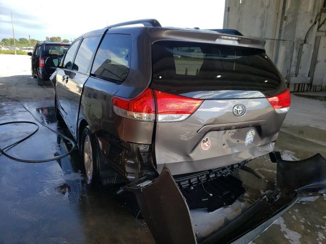 Photo 2 VIN: 5TDKK3DC4DS353062 - TOYOTA SIENNA LE 