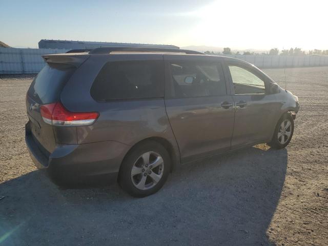 Photo 2 VIN: 5TDKK3DC4DS404558 - TOYOTA SIENNA LE 