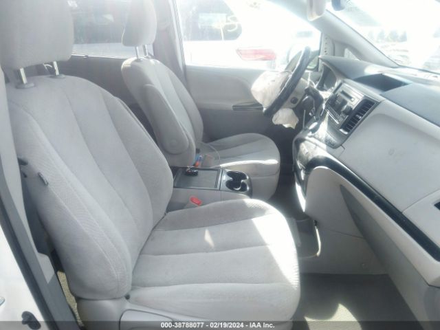 Photo 4 VIN: 5TDKK3DC4ES510137 - TOYOTA SIENNA 