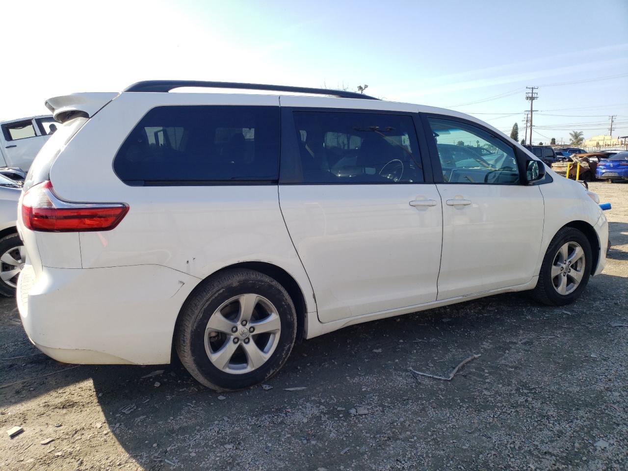 Photo 2 VIN: 5TDKK3DC4FS653235 - TOYOTA SIENNA 