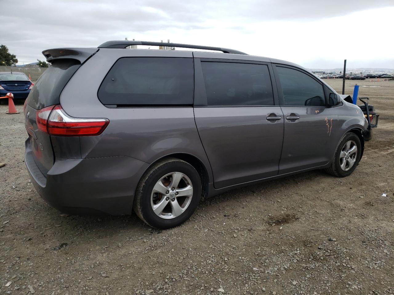 Photo 2 VIN: 5TDKK3DC4FS685456 - TOYOTA SIENNA 