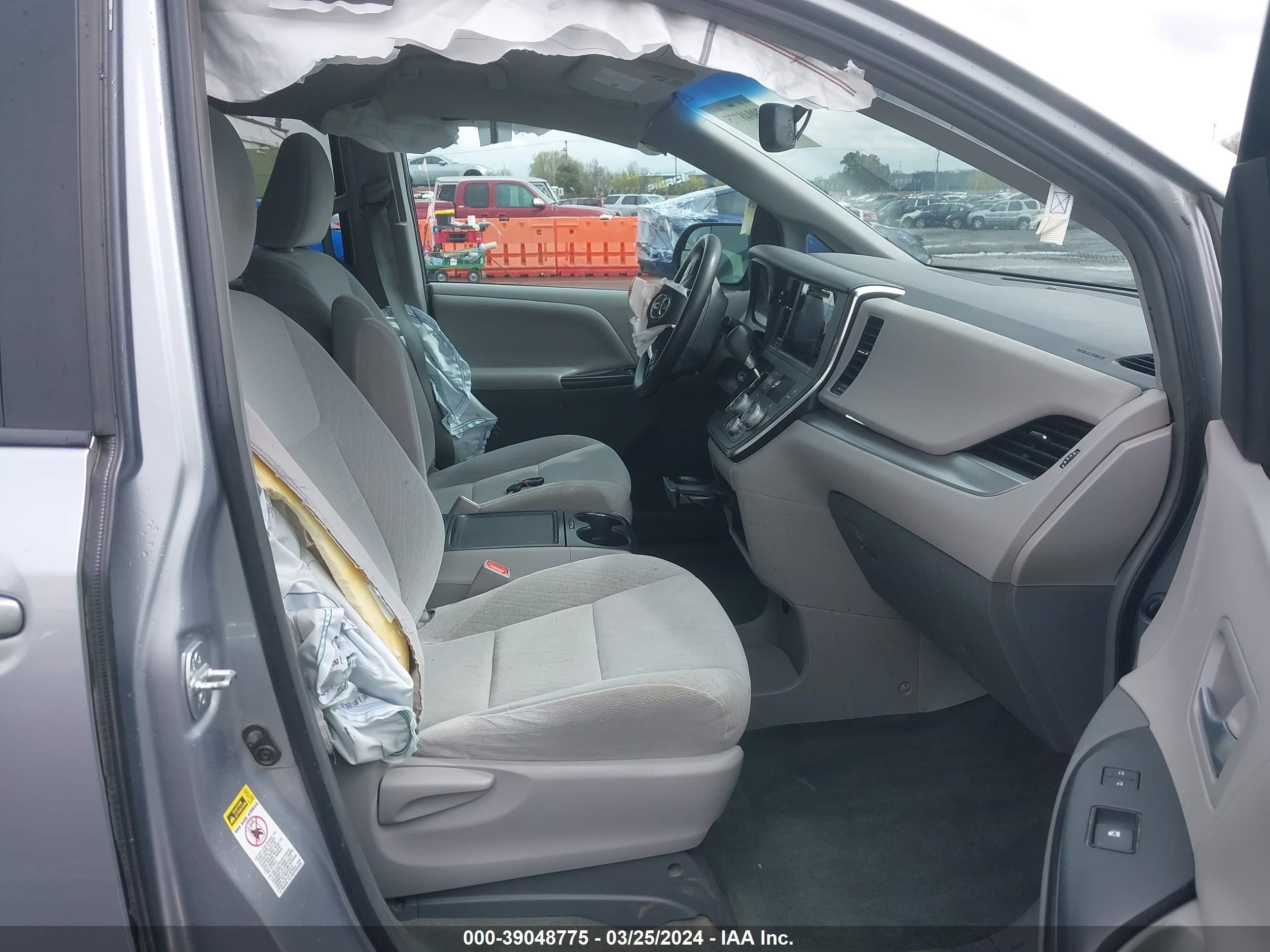 Photo 4 VIN: 5TDKK3DC4FS689815 - TOYOTA SIENNA 