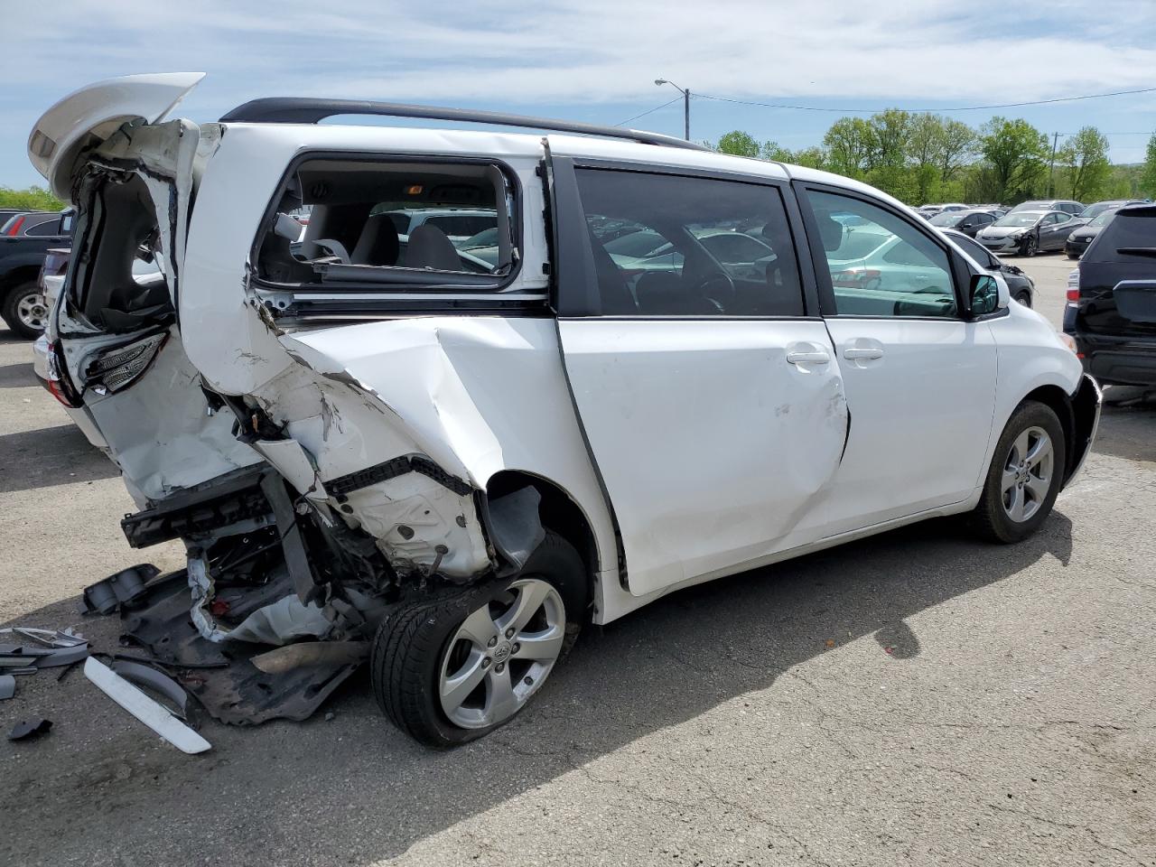 Photo 2 VIN: 5TDKK3DC4GS733460 - TOYOTA SIENNA 