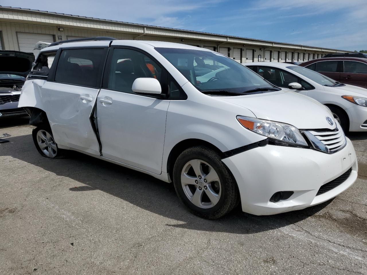 Photo 3 VIN: 5TDKK3DC4GS733460 - TOYOTA SIENNA 