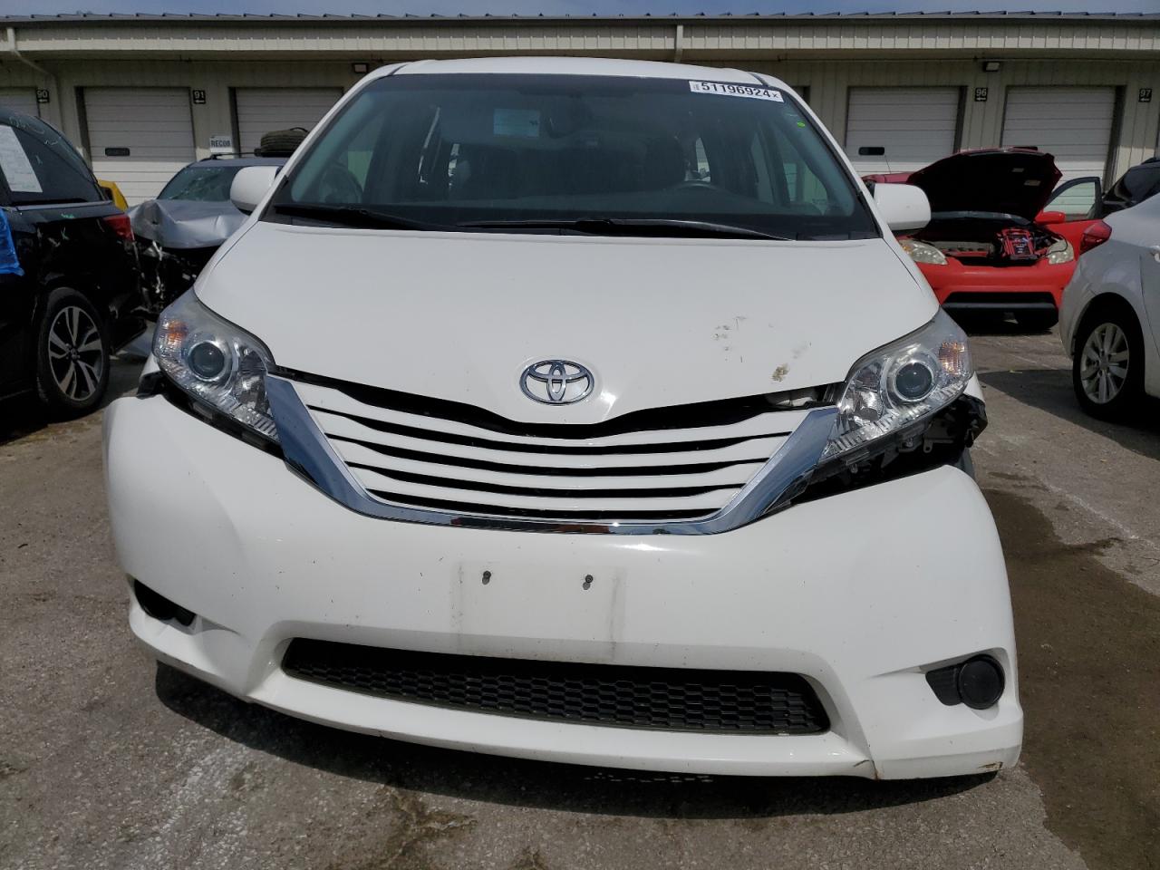 Photo 4 VIN: 5TDKK3DC4GS733460 - TOYOTA SIENNA 