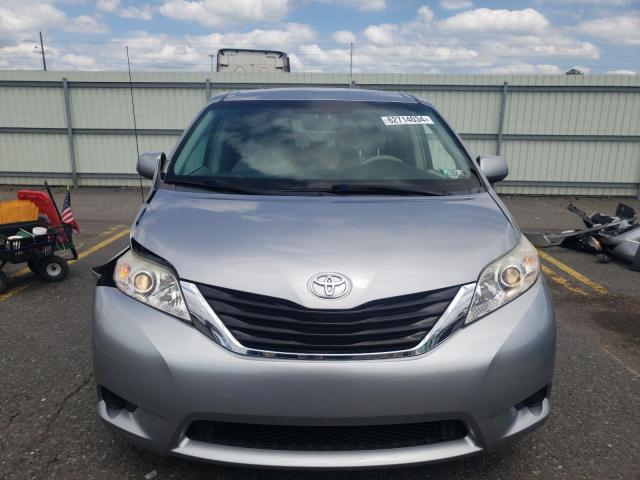 Photo 4 VIN: 5TDKK3DC5BS001489 - TOYOTA SIENNA LE 