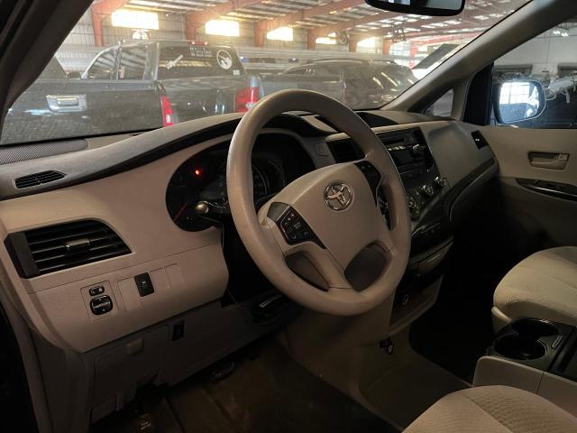 Photo 5 VIN: 5TDKK3DC5BS095891 - TOYOTA SIENNA LE 