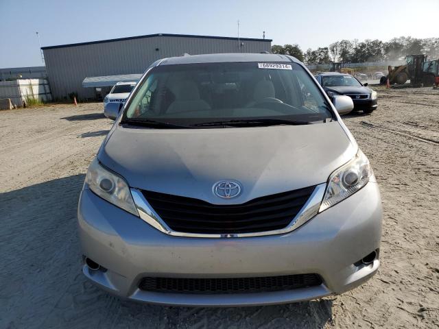 Photo 4 VIN: 5TDKK3DC5BS145012 - TOYOTA SIENNA LE 