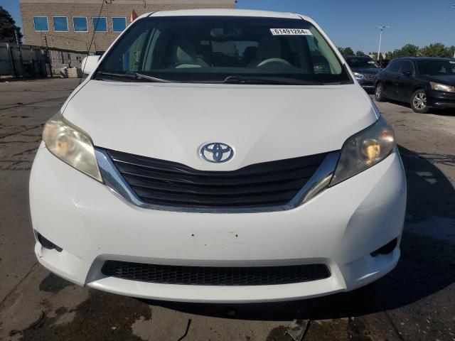 Photo 4 VIN: 5TDKK3DC5BS151358 - TOYOTA SIENNA LE 