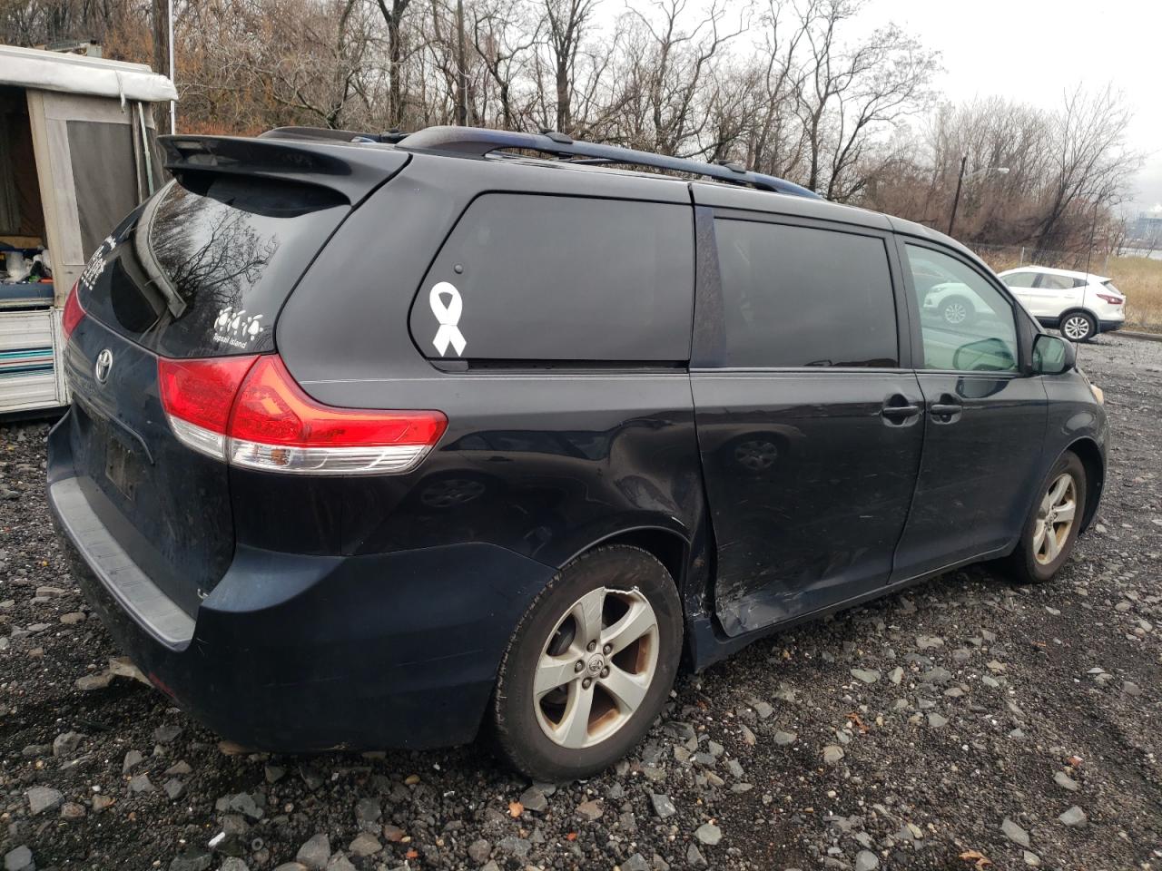 Photo 2 VIN: 5TDKK3DC5BS152154 - TOYOTA SIENNA 