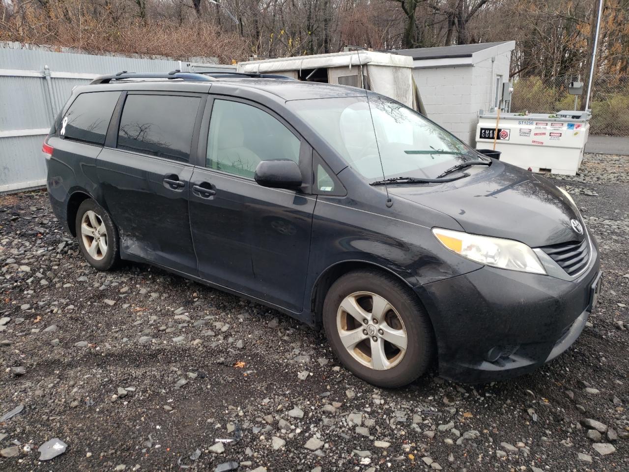 Photo 3 VIN: 5TDKK3DC5BS152154 - TOYOTA SIENNA 