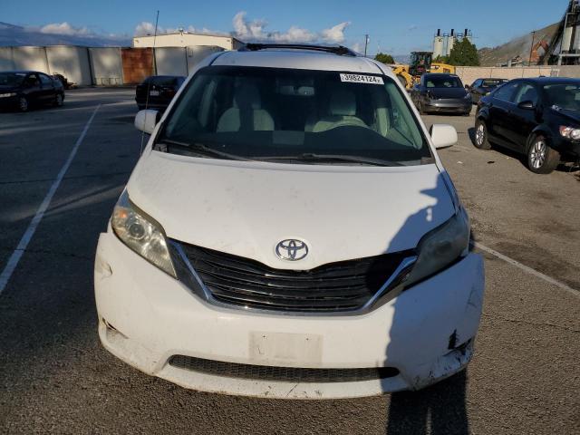 Photo 4 VIN: 5TDKK3DC5BS163395 - TOYOTA SIENNA LE 