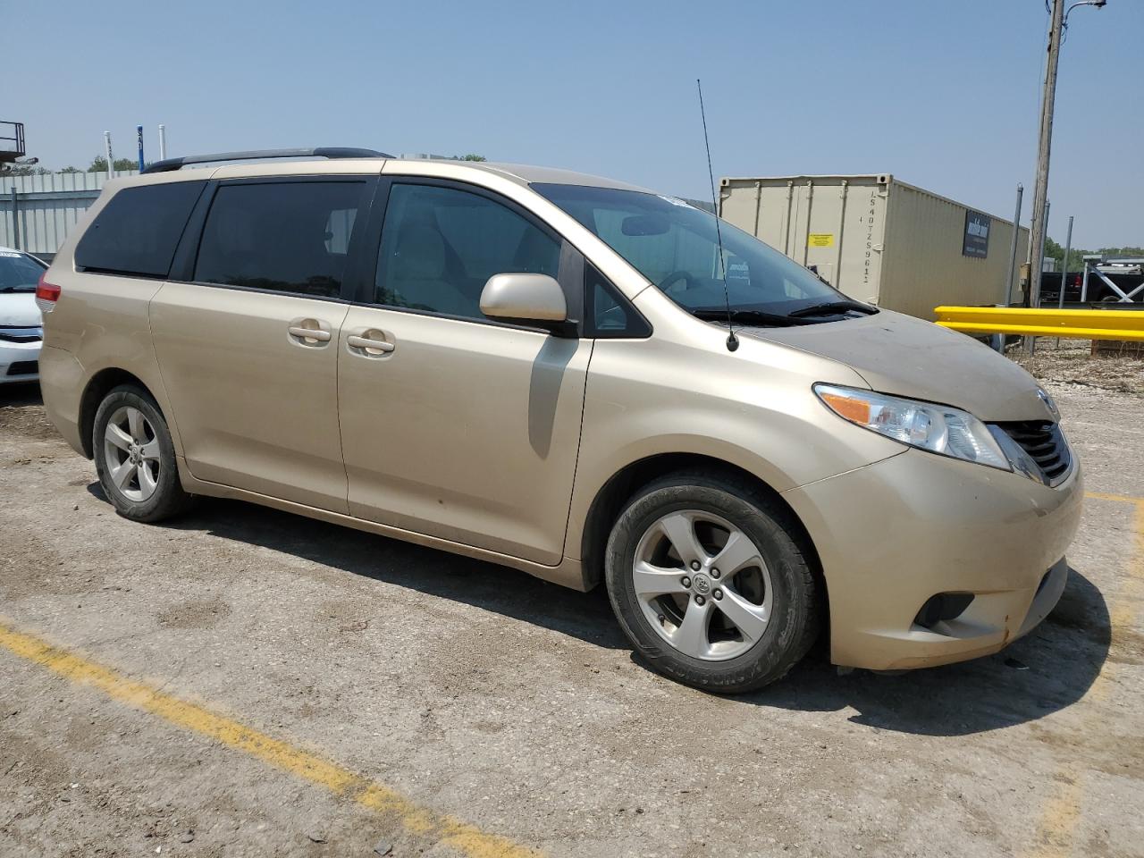 Photo 3 VIN: 5TDKK3DC5CS192512 - TOYOTA SIENNA 