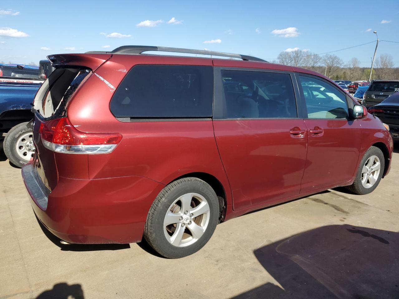 Photo 2 VIN: 5TDKK3DC5CS218106 - TOYOTA SIENNA 