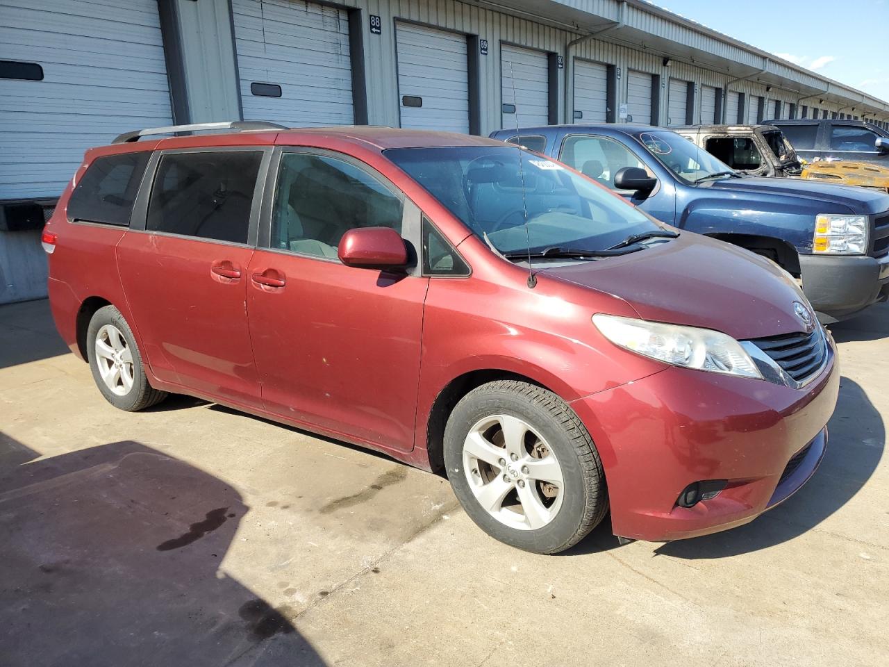 Photo 3 VIN: 5TDKK3DC5CS218106 - TOYOTA SIENNA 