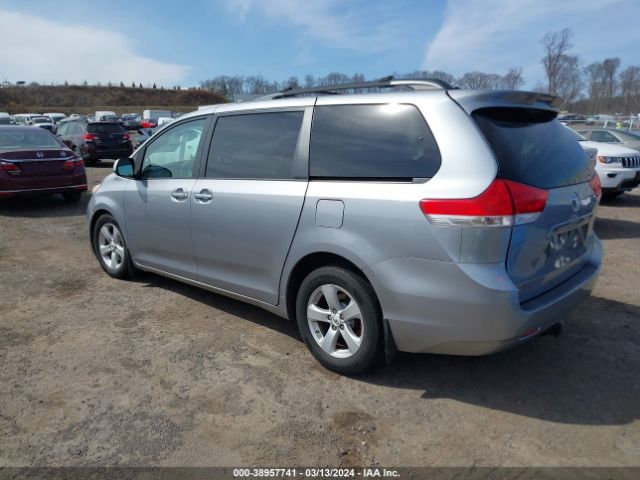 Photo 2 VIN: 5TDKK3DC5CS244835 - TOYOTA SIENNA 