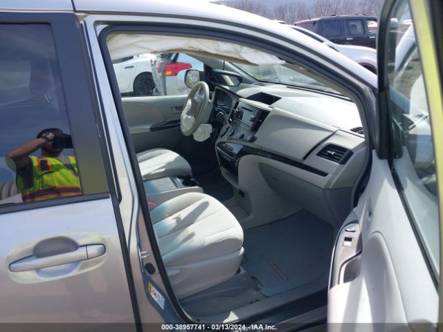 Photo 4 VIN: 5TDKK3DC5CS244835 - TOYOTA SIENNA 