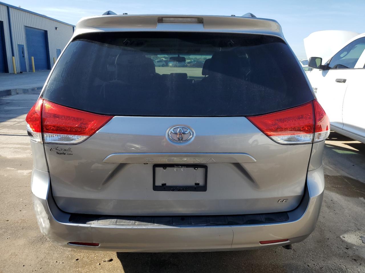 Photo 5 VIN: 5TDKK3DC5CS275373 - TOYOTA SIENNA 