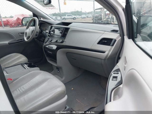 Photo 4 VIN: 5TDKK3DC5CS275910 - TOYOTA SIENNA 